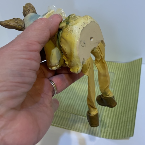 Sitting bunny resin figurine swinging legs - Picture 8 of 14